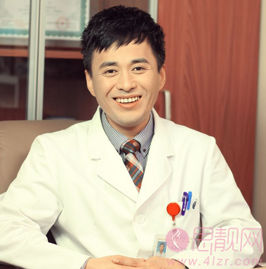 李朕隆胸